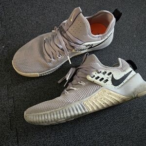 Nike Men's Gray Athletic Shoes